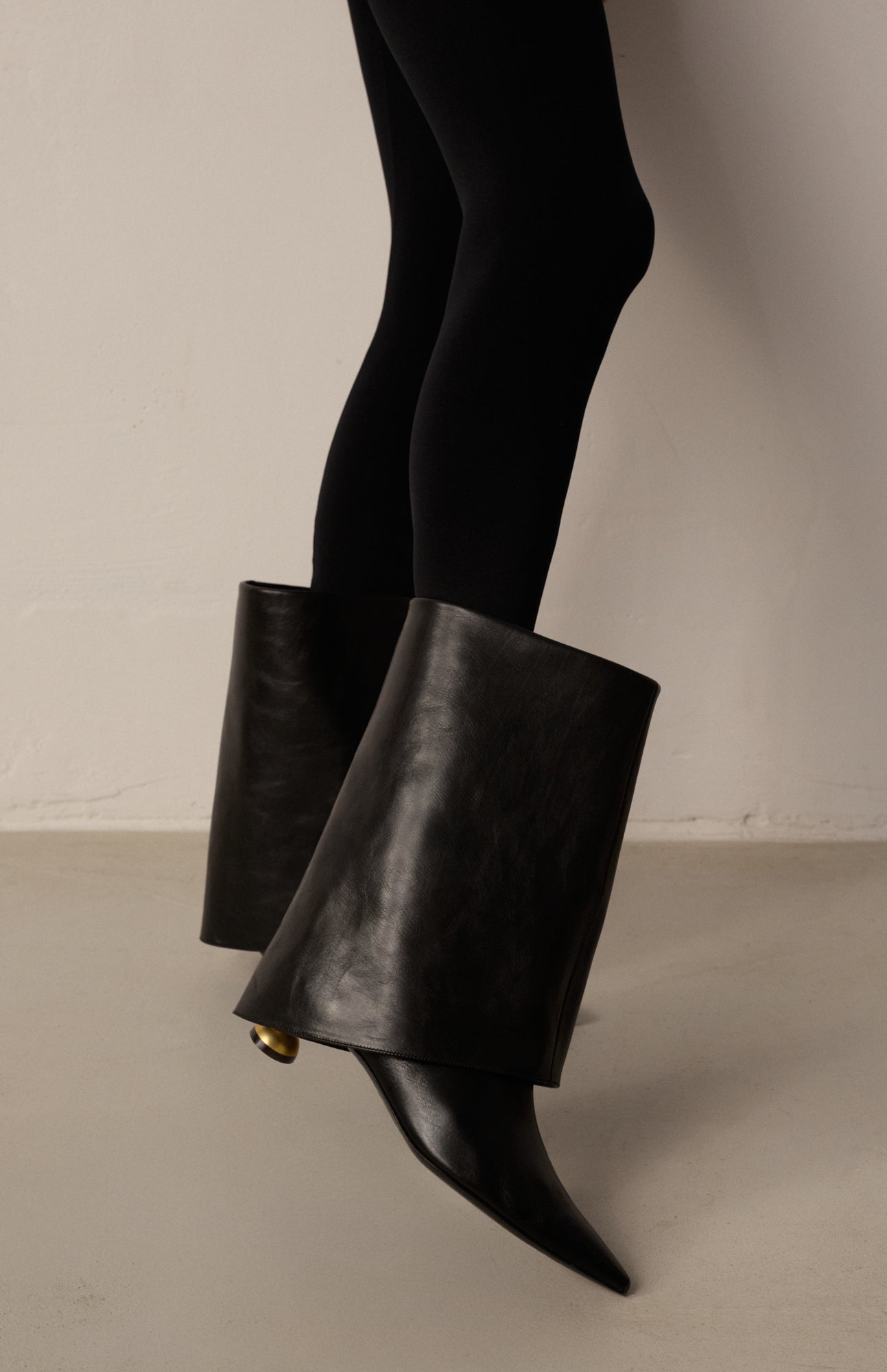 EMMA CRISTAL BLACK